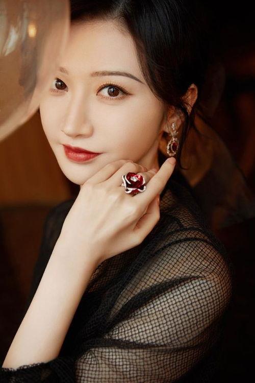 爆料娱乐圈富贵花,揭秘明星背后的奢华生活  第2张